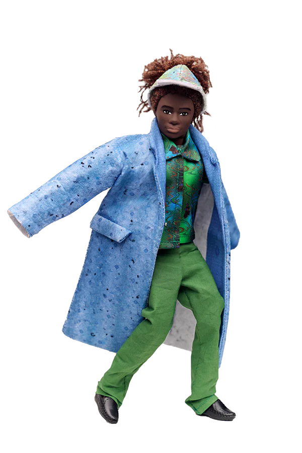 La colección de moda en tamaño muñeca, realizada con residuos textiles, sobre un fondo del basurero de ropa, ropa infantil y textiles.